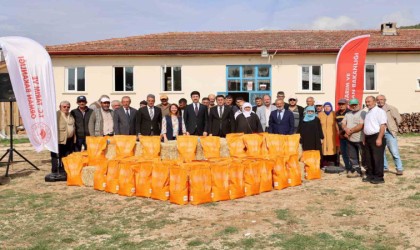 Üretici çiftçilere kanola tohumu dağıtıldı