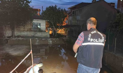 Uşakta iki komşu arasında çıkan kavgada 1i ağır 2 kişi yaralandı