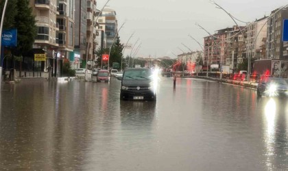 Uşakta sağanak yağış yolları göle çevirdi