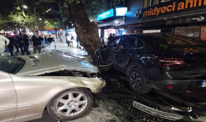 Üsküdarda kontrolden çıkan araç park halindeki otomobile çarptı: 1i ağır 4 yaralı