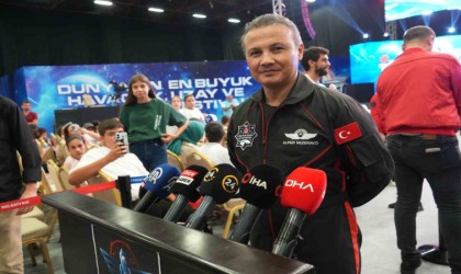 Uzaya çıkan ilk Türk Astronot Gezeravcı, Teknofestte gençlerle buluştu