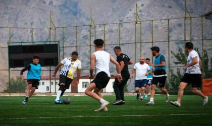 Vali Çelik, sporcularla çift kale maçı yaptı