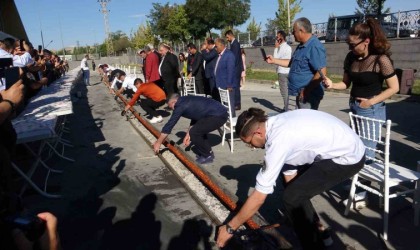 Vanda tek şişte yapılan 65 metrelik kebap dakikalar içerisinde tüketildi