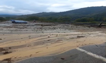 Yağış sonrası çamur yola aktı, temizleme çalışması başlatıldı