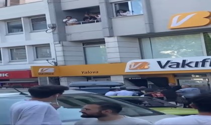 Yalovada işlemi yapılmayınca bankanın önüne otomobilini çekti