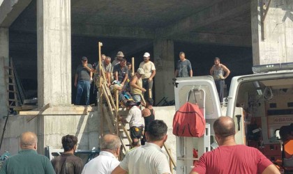 Yaralı işçiyi ambulansa yetiştirmek için yoğun çaba sarf ettiler