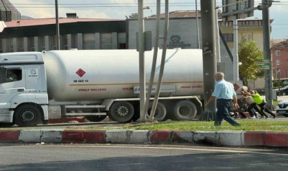 Yolda kalan yakıt tankerini imdadına polis ekipleri yetişti