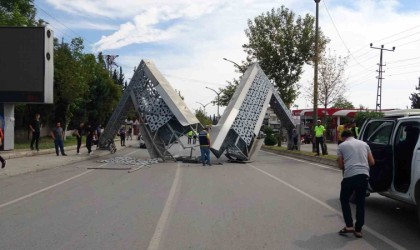 Yüzlerce aracın geçtiği yolda faciadan dönüldü