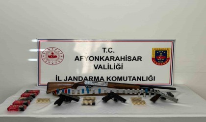 Afyonkarahisarda jandarma 4 eve baskın yaptı