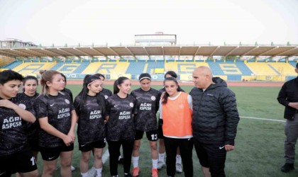 Ağrının tek kadın futbol takımı, “kız çocukları” için yeşil sahada ter döktü