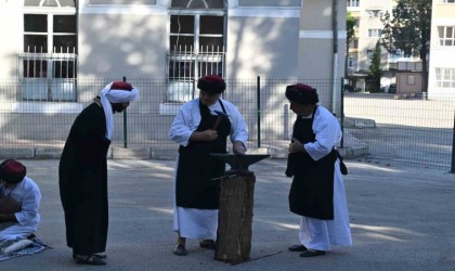 Ahilik teşkilatına girmeye hak kazanan çıraklar şedlerini kuşandı