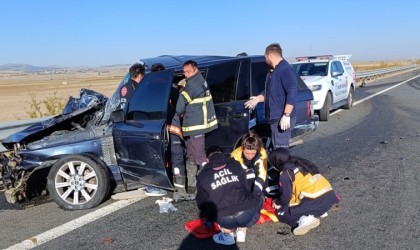 Aksarayda cip ile kamyonet çarpıştı: 3 yaralı