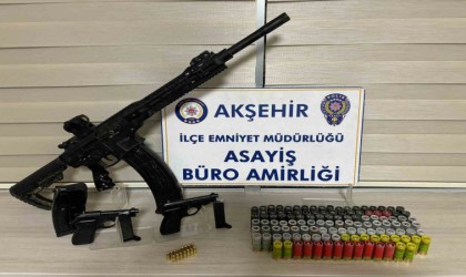 Akşehirde yakalanan araçtan tabanca ve tüfek çıktı