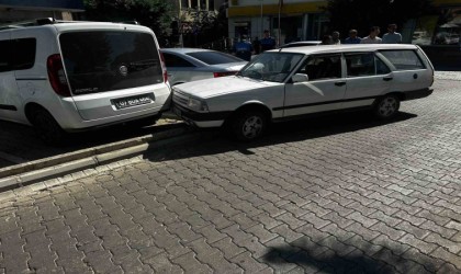 Alkollü sürücü Belediye Başkanının makam aracı ve belediyeye ait hizmet aracına çarptı