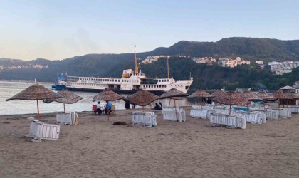 Amasra Limanında fırtınada çapası hasar alan vapur sürüklenerek karaya oturdu