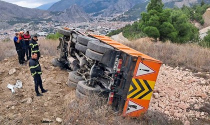 Amasyada taş yüklü kamyon şarampole devrildi: 1 yaralı