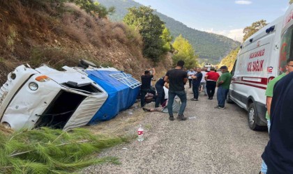 Antalyada yoldan çıkan kamyonet devrildi: 1i ağır 8 yaralı