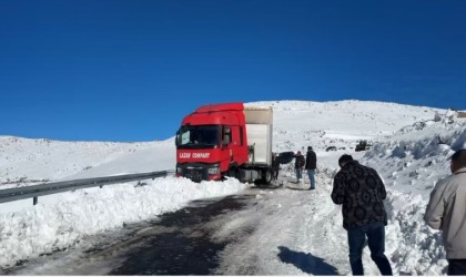 Artvinde kar yağışı sürücülere zor anlar yaşattı