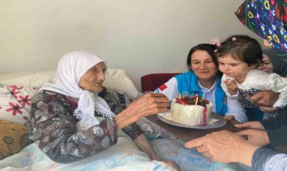 Asırlık Emine nineye doğum günü sürprizi