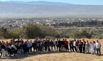 Atçada öğrencilerden doğa yürüyüşü