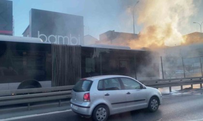 Avcılarda metrobüste yangın paniği