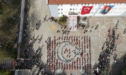 Bandırmada öğrenciler Ay Yıldız kareografisi oluşturdu