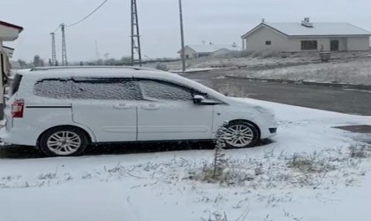 Başkalede kar yağdı, araçlar yolda kaldı