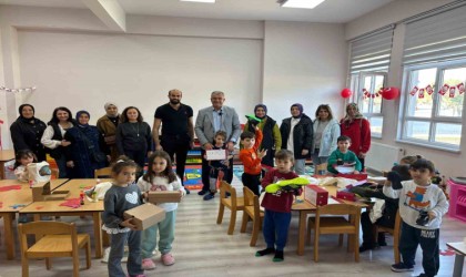 Başkan Elbi sözünü tuttu, Karabigadaki tüm çocuklara ayakkabı hediye edildi