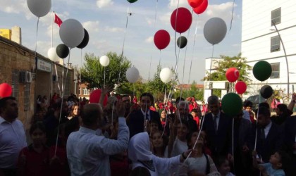 Batmanda Filistine destek için öğrenciler gökyüzüne balon bıraktı