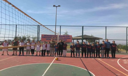 Batmanda voleybol turnuvasında kızlar ve erkekler aynı takımda oynadı