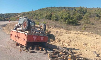 Bilecikte seyir halindeki traktör römorku devrilirken, sürücüsü yaralandı