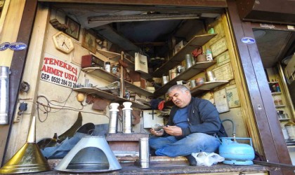 Bir buçuk metrekarelik dükkanında baba ve dede mesleğini yaşatıyor