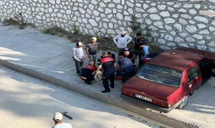 Burdurda çaya düşen otomobil sürücüsünü itfaiye kurtardı