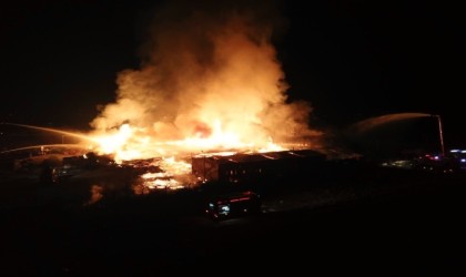 Bursada palet fabrikasında çıkan yangın, 4 saat sonra kontrol altına alındı