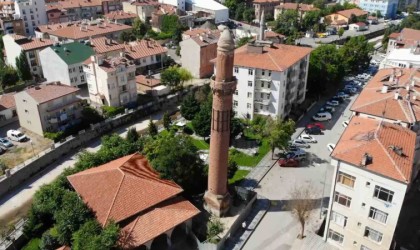 Cami ve köprülerin yıkıldığı selde bile yıkılmayan 800 yıllık Eğri Minare