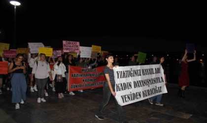 Çanakkalede kadın cinayetleri protesto edildi