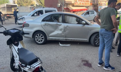 Çarptığı otomobilin camına ok gibi saplandı