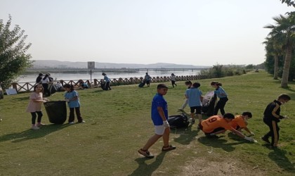 Cizrede ortaokul öğrencileri çevre temizliği yaptı