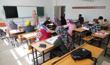 Çocuklarının okuduğu sıralarda şimdi kendileri ter döküyor