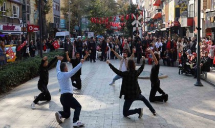 Cumhuriyetin 101. yılını zeybekle kutladılar