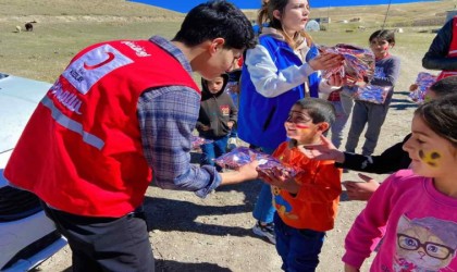 Diyadinde köy köy gezip çocukları eğlendiriyorlar