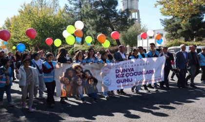 Diyarbakırda 100 kız çocuğu farkındalık için yürüyüş yapıp gökyüzüne balon bıraktı