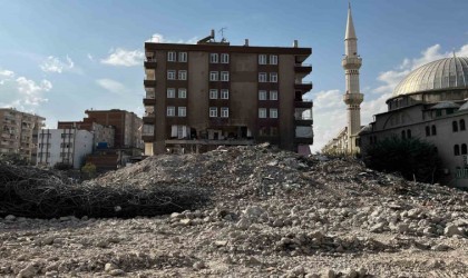 Diyarbakırda ağır hasarlı binanın yıkımı sırasında yanındaki binanın 2 dairesi ve sağlık ocağı zarar gördü