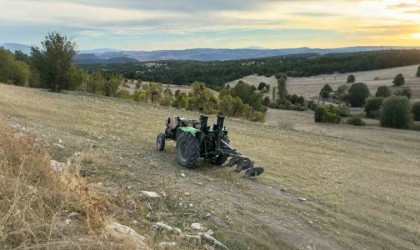 Domaniçte devrilen traktörün altında kalan çiftçi hayatını kaybetti