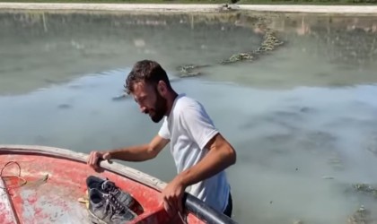 Eğirdir Gölüne motorlu kayıkla açılan 4 kişi gölün ortasında çamura saplandı