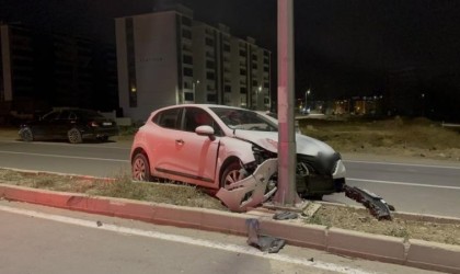 Elazığda otomobil aydınlatma direğine çarptı: 1 yaralı