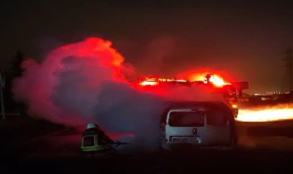 Elazığda seyir halindeki araç alev topuna döndü