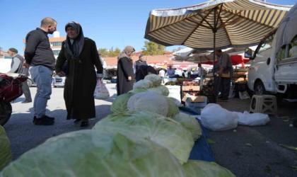 Erzincanda turşuluk ve yemeklik lahanalar tezgahta yerini aldı