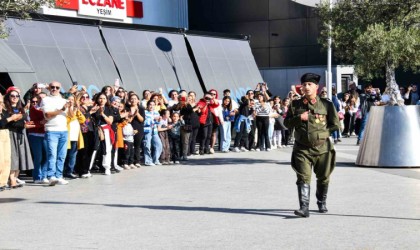 Esenyurtta 400 kişi Cumhuriyetin 101. yılını zeybek oynayarak kutladı