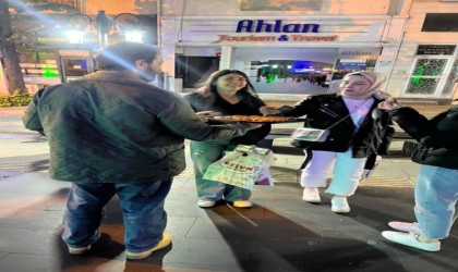 FETÖ elebaşı Gülenin ölümü nedeniyle sokaklarda tatlı dağıttı